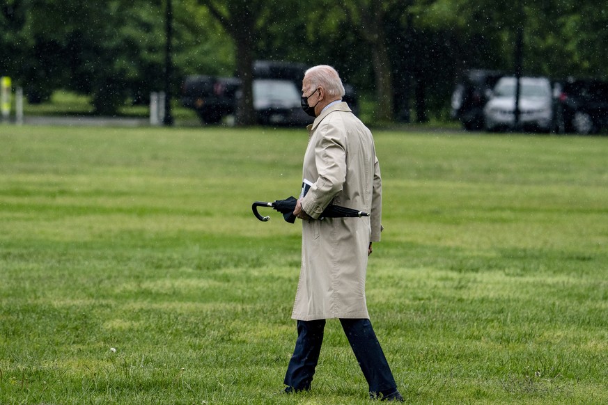 epa09184410 US President Joe Biden walks to Marine One helicopter en route to Camp David from the Ellipse near the White House in Washington, DC, USA, on 07 May 2021. EPA/TASOS KATOPODIS / POOL