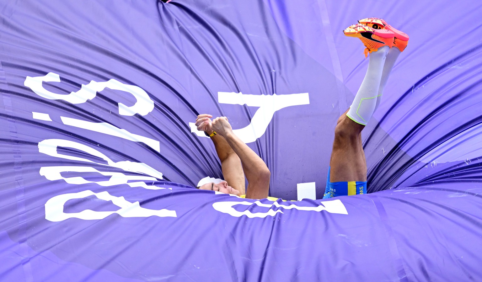 epa11521948 Armand Duplantis of Sweden falls on the mat after an attempt in the Men Pole Vault qualification of the Athletics competitions in the Paris 2024 Olympic Games, at the Stade de France stadi ...