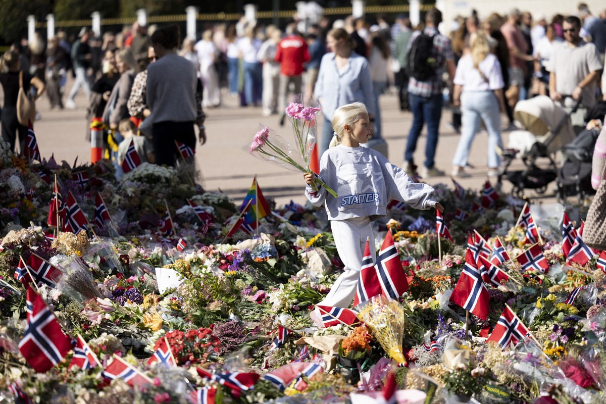 epaselect epa13218340 A child holds flowers in memory of the late King Harald V of Norway on Slottsplassen in Oslo, Norway, 06 September 2026. King Harald died on 28 August, and the public can pay the ...