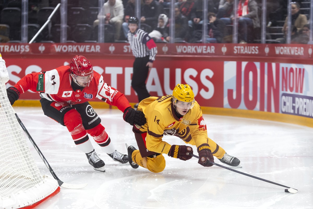 Tim Bozon (LHC), left, and Giancarlo Chanton (GSHC), right, fight for the puck during the Champions Hockey League between Switzerland's Lausanne HC, LHC and Switzerland's Geneve-Servette HC, ...