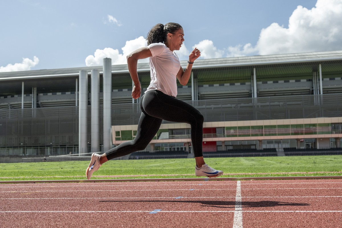 Die Leichtathletin Mujinga Kambundji trainiert im Wankdorf, am Dienstag, 29. Juli 2025 in Bern. Die schwangere Kambundji legt eine Wettkampfpause ein. (KEYSTONE/Peter Schneider)