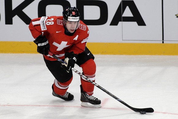 ARCHIV - ZUM RUECKTRITT DES SCHWEIZER EISHOCKEYSPIELERS MARTIN PLUESS STELLEN WIR IHNEN FOLGENDES BILDMATERIAL ZUR VERFUEGUNG - Switzerland&#039;s Martin Pluess controls the puck, during the IIHF Ice  ...