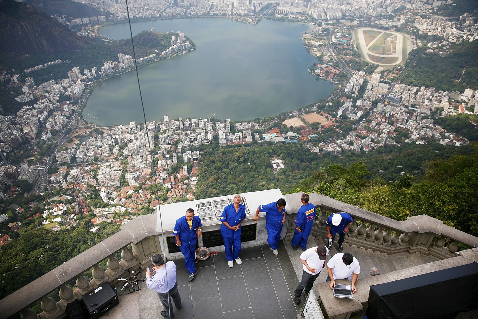 Wir sind auf dem Gipfel des Corcovado. Im Januar hat die Christus-Statue durch Blitzeinschlag einen Finger verloren. Nun ist alles repariert worden, und es sind zusätzliche Blitzableiter montiert ...