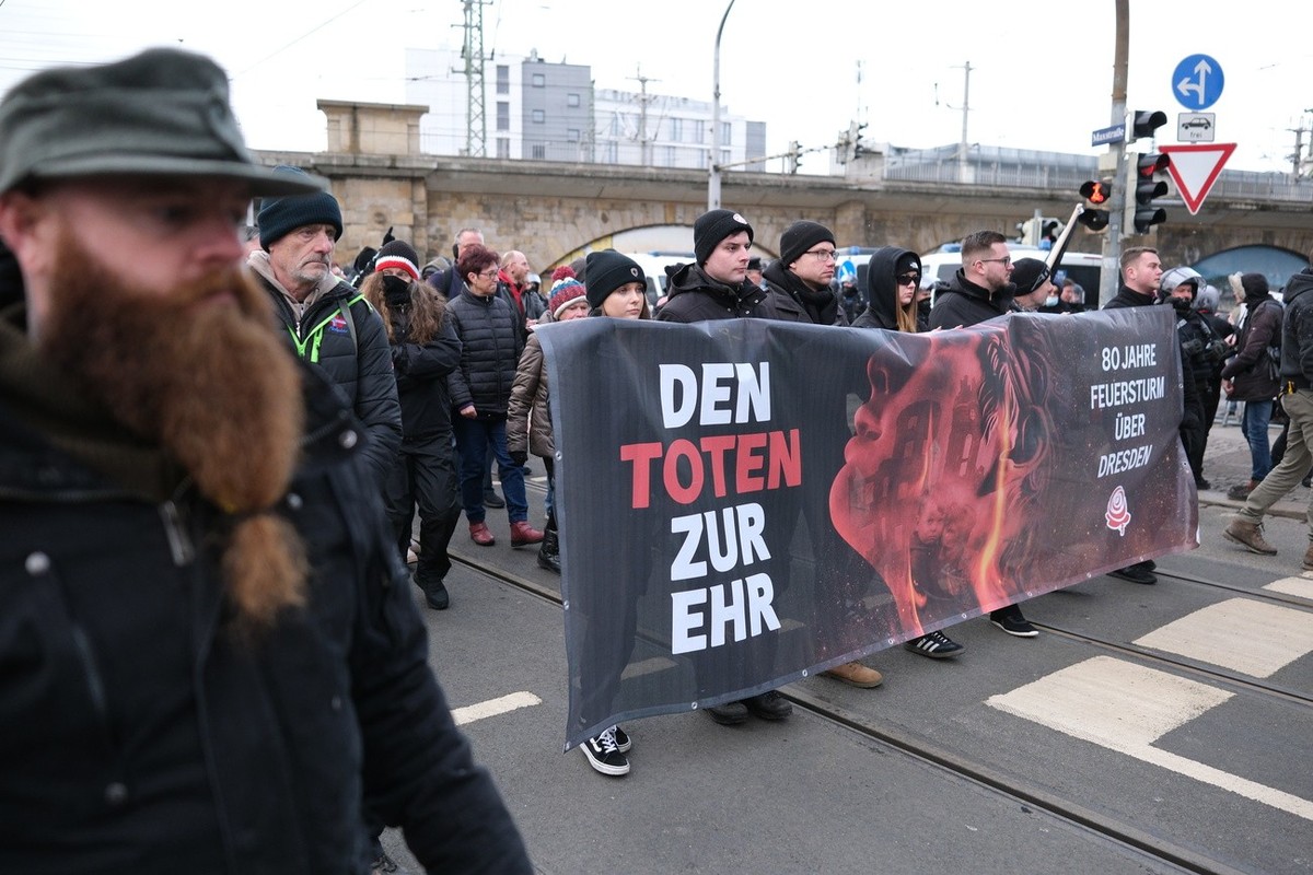 15.02.2025, Sachsen, Dresden: Teilnehmer einer rechten Demonstration. Anlass des 80. Jahrestages der Bombardierung Dresdens 1945. Foto: Sebastian Willnow/dpa +++ dpa-Bildfunk +++ (KEYSTONE/DPA/Sebasti ...