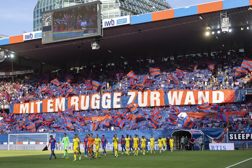 epa10115949 Players enter the pitch for the UEFA Europa Conference League third qualifying round, second leg soccer match between FC Basel and Brondby IF at the St. Jakob-Park stadium in Basel, Switze ...