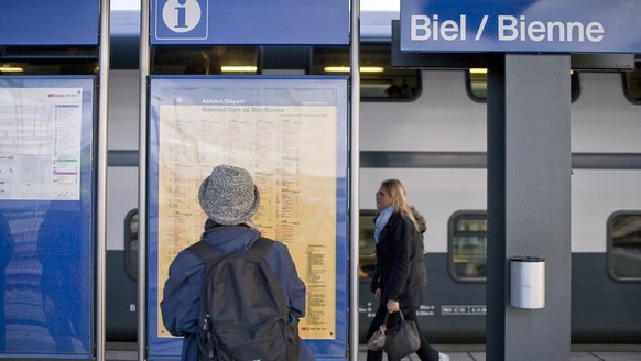 ARCHIV --- ALS VORSCHAU ZUM BEVORSTEHENDEN FAHRPLANWECHSEL DER SBB AM SONNTAG, 10. DEZEMBER 2017, STELLEN WIR IHNEN FOLGENDES BILDMATERIAL ZUR VERFUEGUNG --- Eine Frau liest am 27. November 2009 im Ba ...