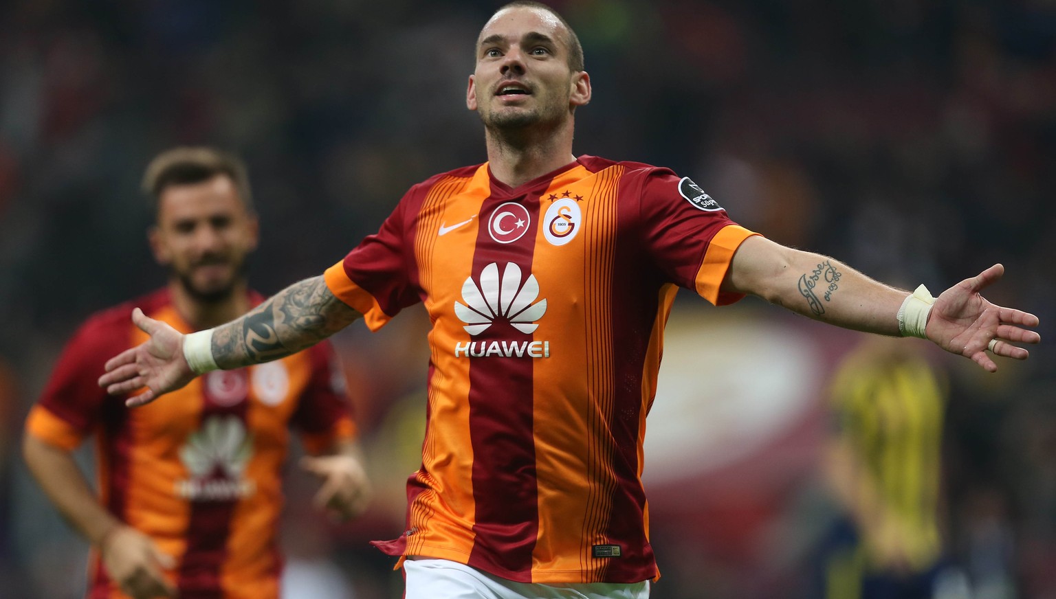 Wesley Sneijder erzielt für Galatasaray im Meisterschaftsrennen einen wichtigen und äusserst umstrittenen Treffer.