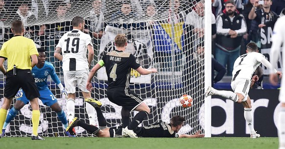 epa07510835 Juventus&#039; Cristiano Ronaldo (R) scores the 1-0 lead during the UEFA Champions League quarter final, second leg, soccer match between Juventus FC and Ajax Amsterdam in Turin, Italy, 16 ...