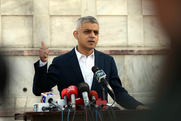 epa06375868 Sadiq Khan, first ever British Citizen of Pakistani origin to become the Mayor of London, visits the mausoleum of founder of Pakistan Muhammad Ali Jinnah, during his visit to Karachi, Paki ...