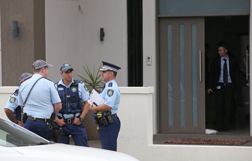 Die Polizei bei einer Liegenschaft in Merrylands, Sydney, wo vier Personen festgenommen wurden.&nbsp;