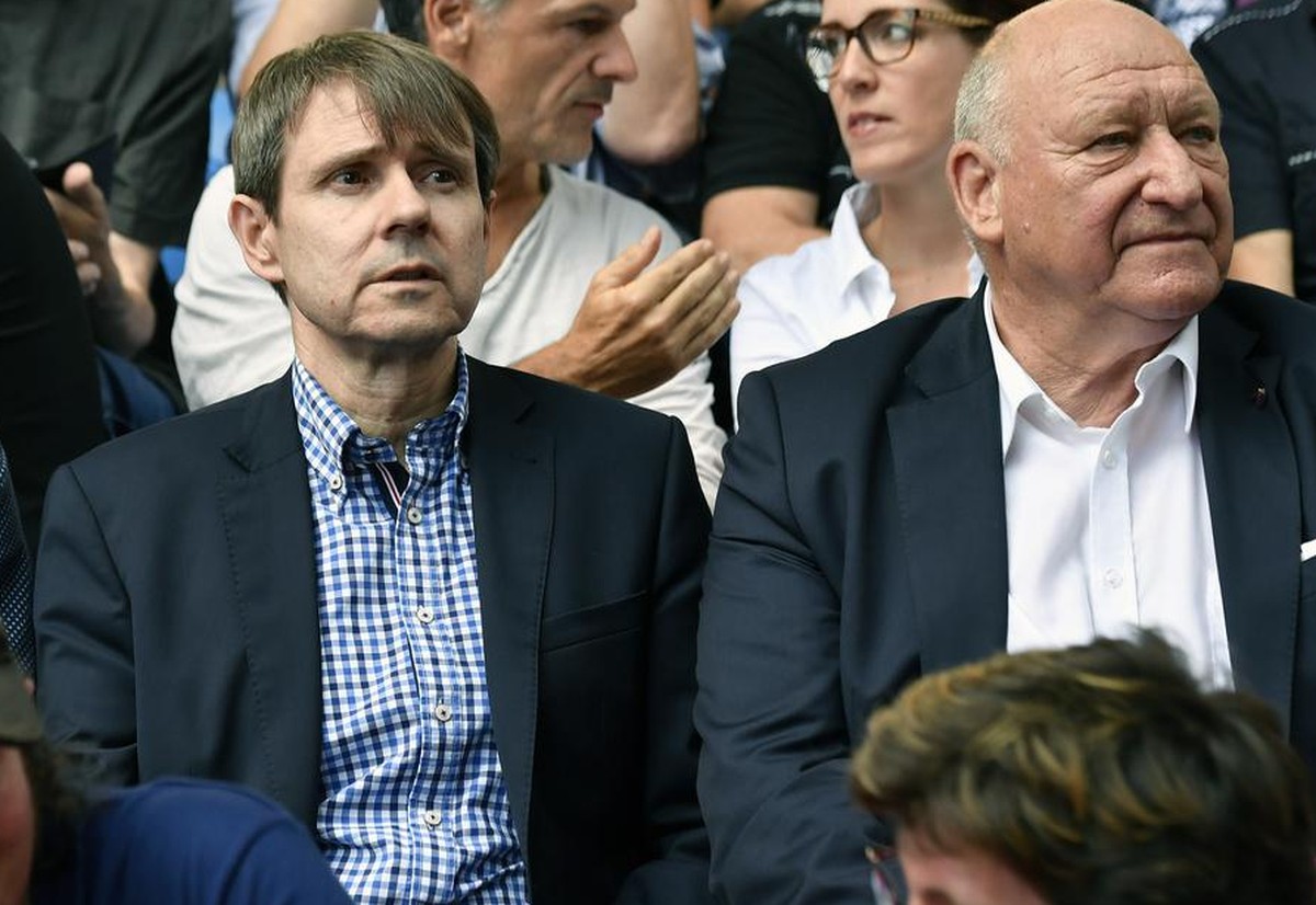 Massimo Ceccaroni, links, der designierte neue FC Basel Praesident Bernhard Burgener , Mitte, und Fussballlegende Karl Odermatt, rechts,.an der Generalversammlung des FC Basel 1893 im St. Jakob-Park i ...