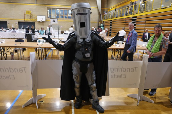 Candidate Count Binface poses for the media during the Clacton by-election count at the Leisure Centre in Clacton on Sea, England, Friday, Aug. 14, 2026.(AP Photo/Richard Pelham)
Count Binface