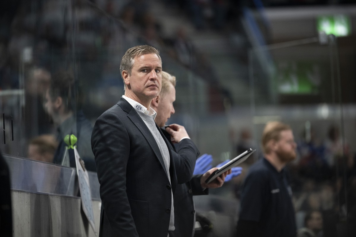 Head Coach Dan Tangnes (EVZ) reagiert im dritten Halbfinal Playoff Eishockeyspiel der National League zwischen den ZSC Lions und dem EV Zug, am Samstag, 6. April 2024, in der Swiss Life Arena in Zueri ...