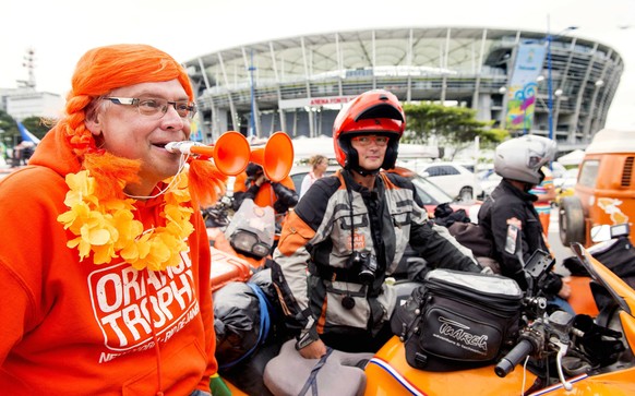 epa04252493 Participants of the Oranje Trophy, a caravan of passionate Dutch soccer fans, gather front of Arena Fonte Nova while arriving in Salvador, Brazil, 12 June 2014, a day before the match against Spain in the FIFA World Cup 2014 in Salvador on 13 June. EPA/KOEN VAN WEEL