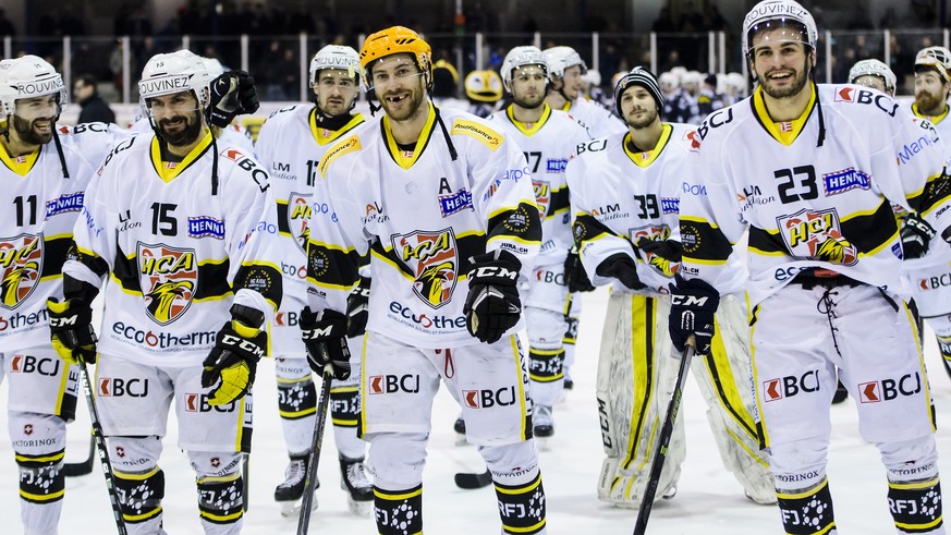 Les joueurs jurassiens fetent la victoire et la qualification, lors du 5eme match des quarts de finales de playoff du championnat suisse de hockey sur glace, Swiss League, entre le HC La Chaux-de-Fond ...