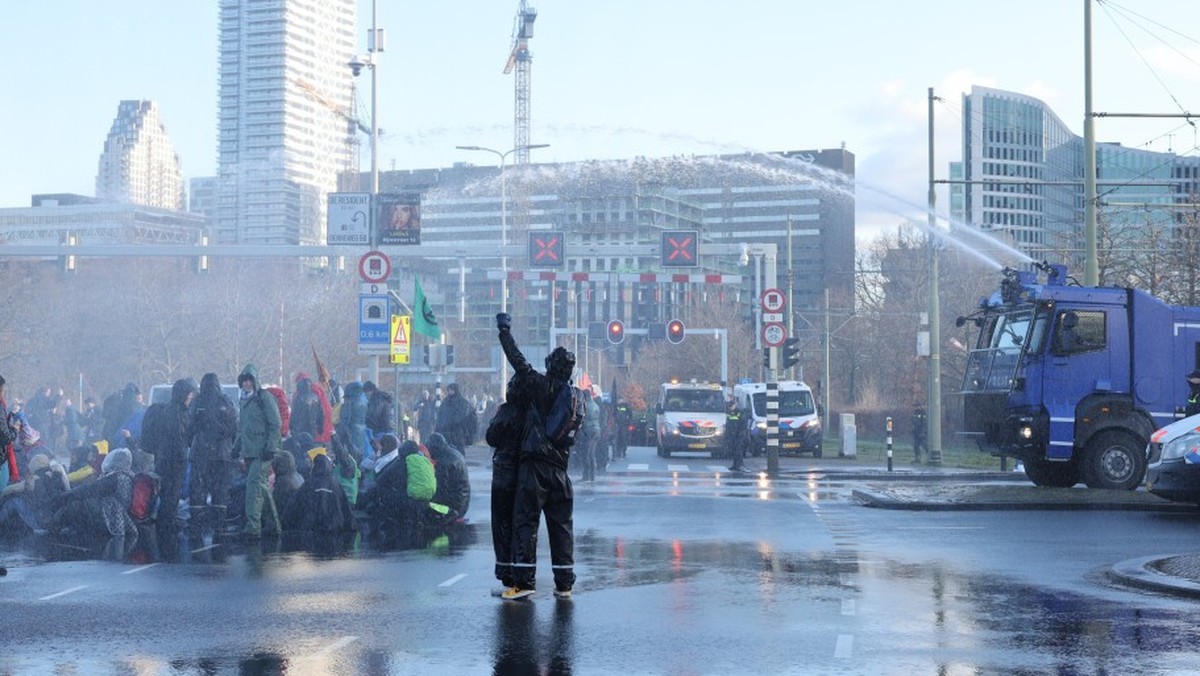 Die Polizei setzte unter anderem Wasserwerfer ein, um die Blockade aufzulösen.