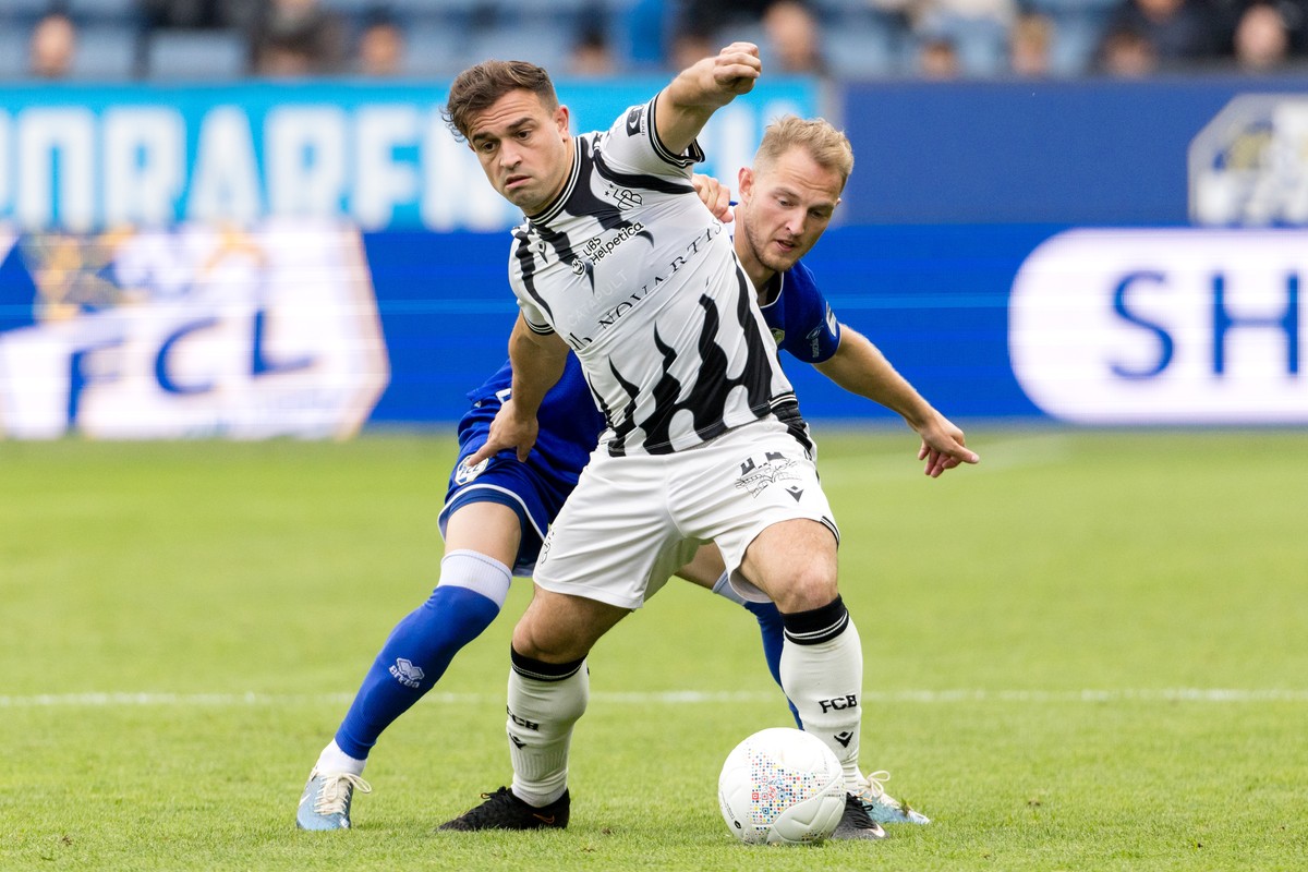 Xherdan Shaqiri (FCB), links, gegen Andrejs Ciganiks (FCL) im Fussball Meisterschaftsspiel der Swiss Super League zwischen dem FC Luzern, FCL, und dem FC Basel 1893, FCB, am Sonntag, 29. September 202 ...