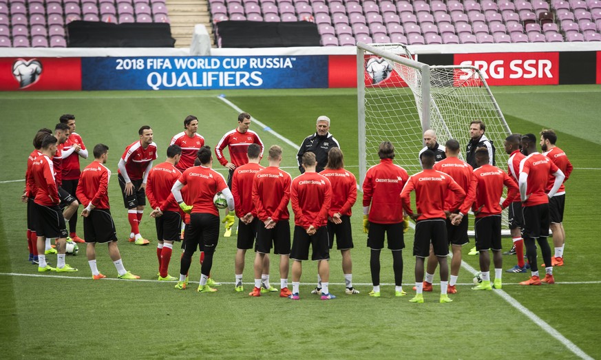 Swiss head coach Vladimir Petkovic, speaks to his players during a training session of SwitzerlandÕs soccer national team, at the stade de Geneve stadium, in Geneva, Switzerland, Friday, March 24, 201 ...