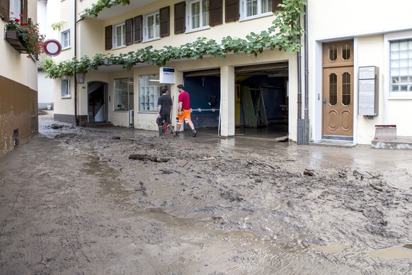 Schmutz und Geroell auf den Strassen von Pfaeffikon, am Dienstag, 26. Juli 2016. Heftige Gewitter sind in der Nacht auf Dienstag ueber die Schweiz gezogen. Die Feuerwehren im Kanton Schwyz standen weg ...