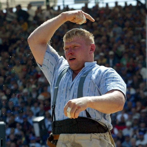 Hans-Peter Pellet, oben, freut sich ueber einen imaginaeren Kranz, am Sonntag, 22. August 2004 am Eidgenoessischen Schwing- und Aelplerfest in Luzern nach dem siebten Gang. Unten liegt Rene Stadelmann ...