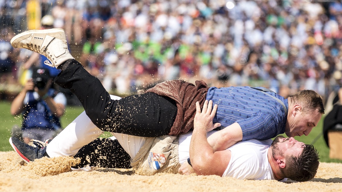 Joel Wicki, oben, schwingt gegen Jonas Lengacher, unten, im 3. Gang am Eidgenoessischen Schwing- und Aelplerfest (ESAF) in Zug, am Samstag, 24. August 2019. (KEYSTONE/Alexandra Wey)