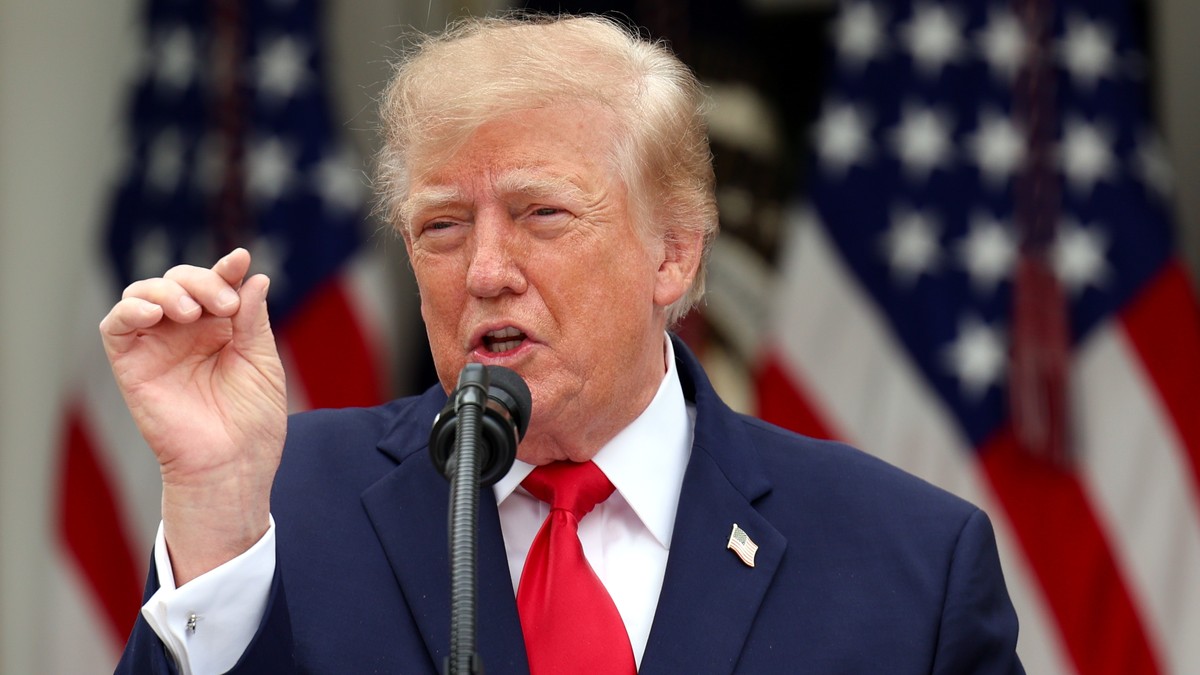 epa13307016 US President Donald Trump speaks as members of professional police and firefighters' organizations eat lunch in the Rose Garden at the White House in Washington, DC., USA, 15 October  ...