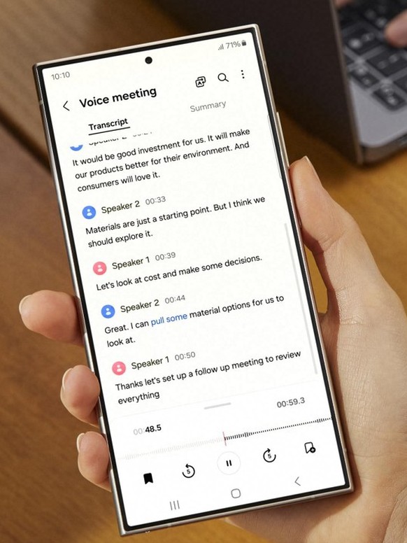 The AI ​​converts voice recordings into text, summarizes conversations (in meetings) and can translate them.
