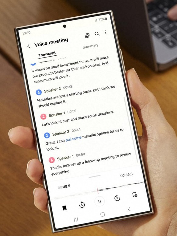 Die KI wandelt Sprachaufnahmen in Text um, fasst Gespräche (in Meetings) zusammen und kann sie übersetzen.