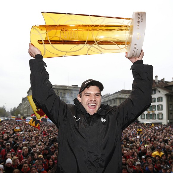 Philippe Furrer haelt den Meisterpokal hoch bei der Meisterfeier des SCB am Samstag, 20. April 2013 auf dem Bundesplatz in Bern. (KEYSTONE/Peter Klaunzer)