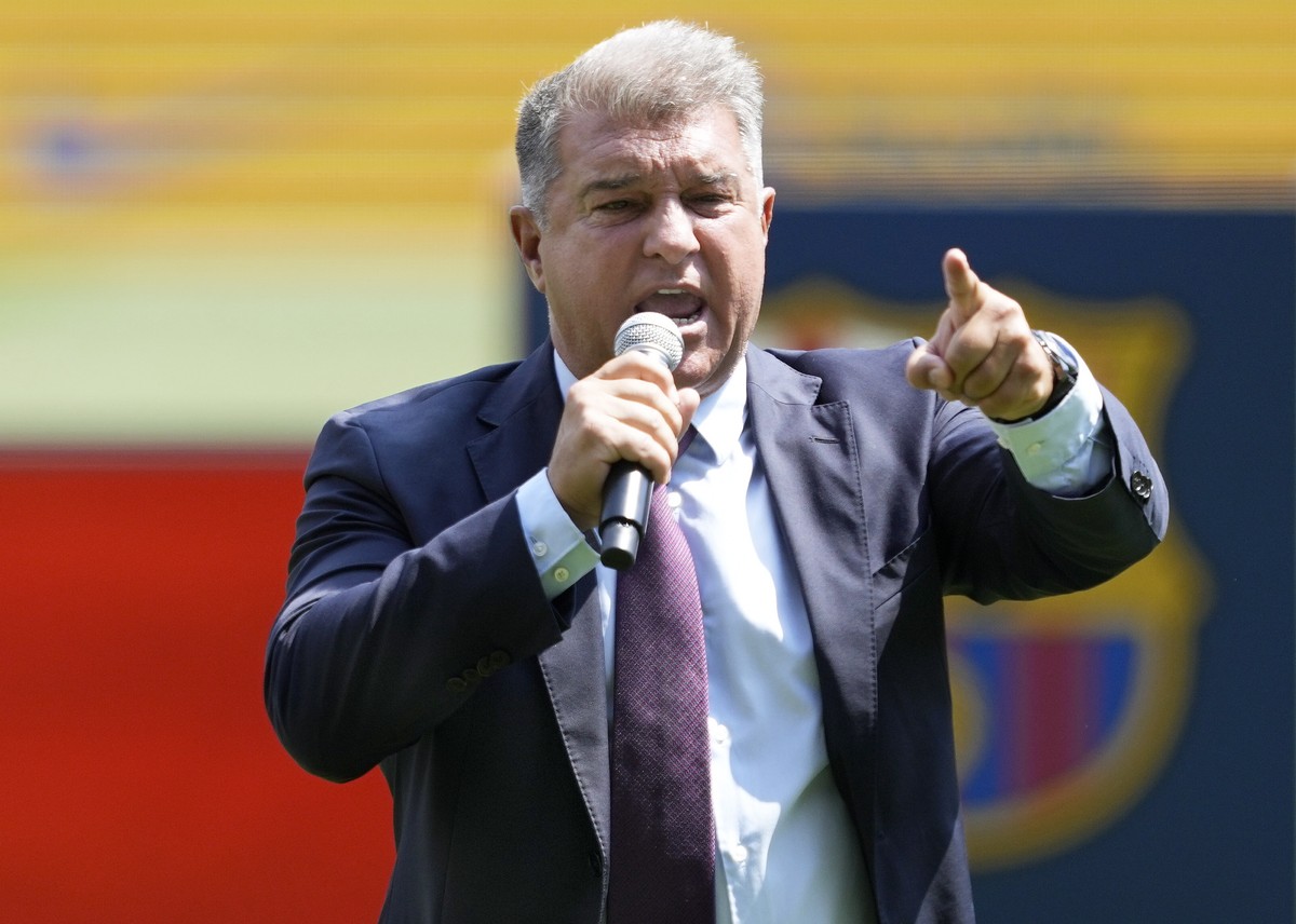 epa10107120 FC Barcelona's President Joan Laporta speaks during the presentation of Polish striker Robert Lewandowski at Camp Nou Stadium in Barcelona, Spain, 05 August 2022. EPA/Alejandro Garcia