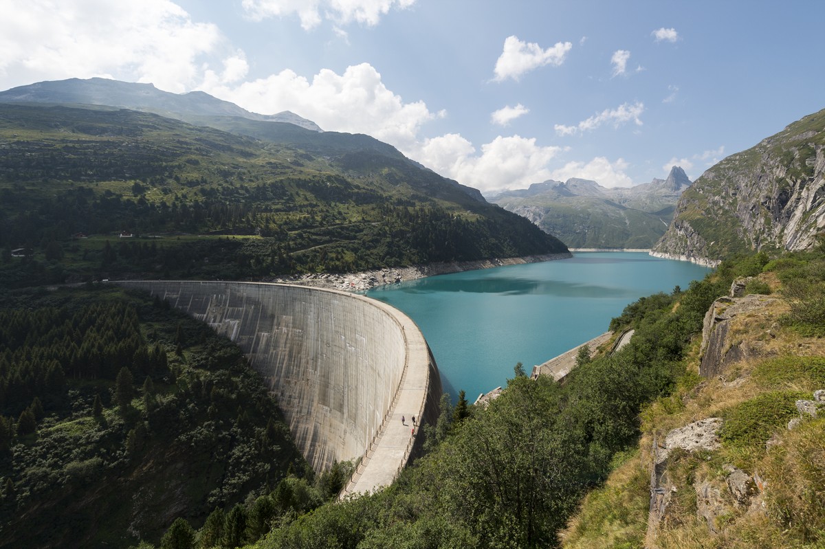 ARCHIV - ZUR WINTERSESSION 2019 MIT DEM THEMA WASSERKRAFT , STELLEN WIR IHNEN FOLGENDES BILDMATERIAL ZUR VERFUEGUNG - Blick auf Stausee und Zervreilahorn (2898 Meter ueber Meer), aufgenommen am Dienst ...