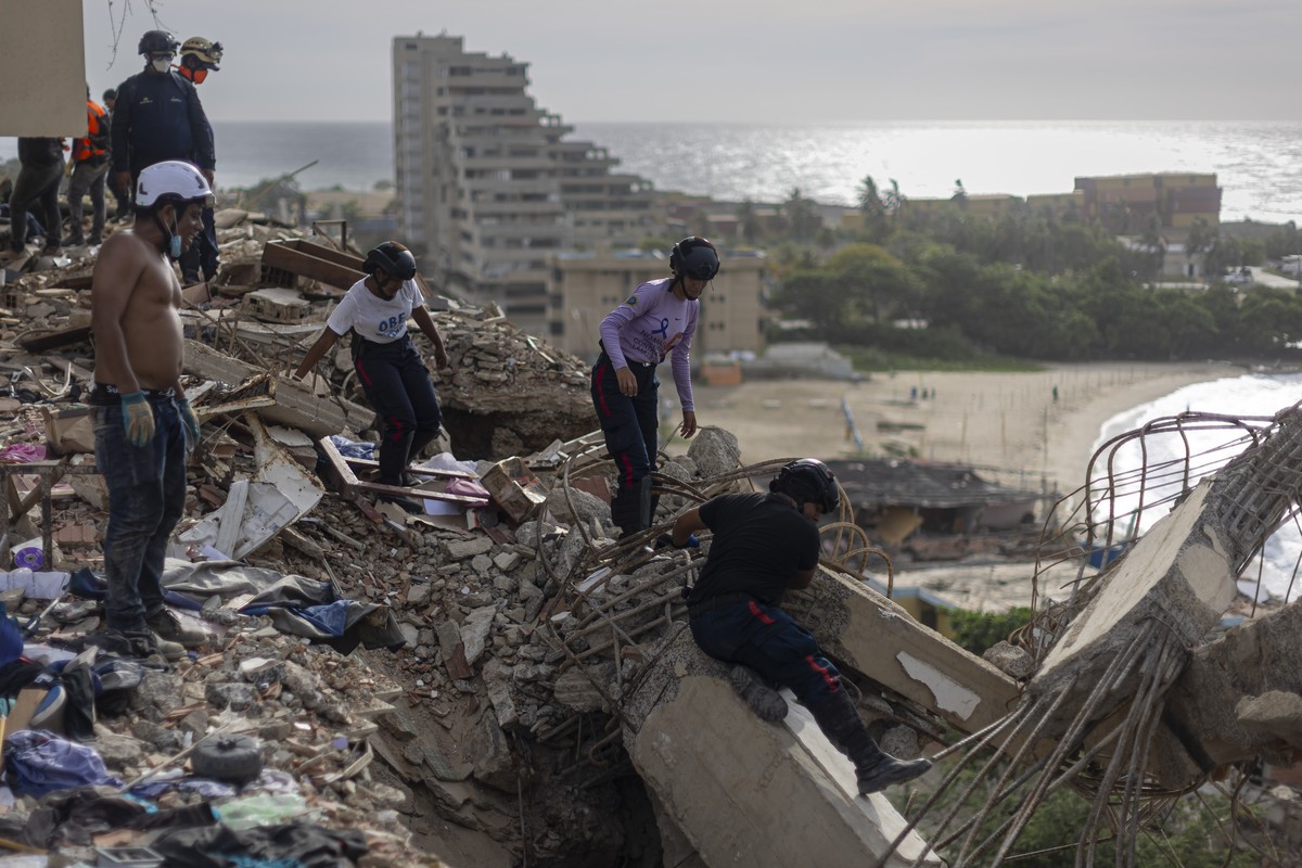 epa13099298 Members of Venezuela's Civil Protection search for victims among the rubble of buildings destroyed by earthquakes in Catia La Mar, La Guaira, Venezuela, 08 July 2026. The death toll f ...