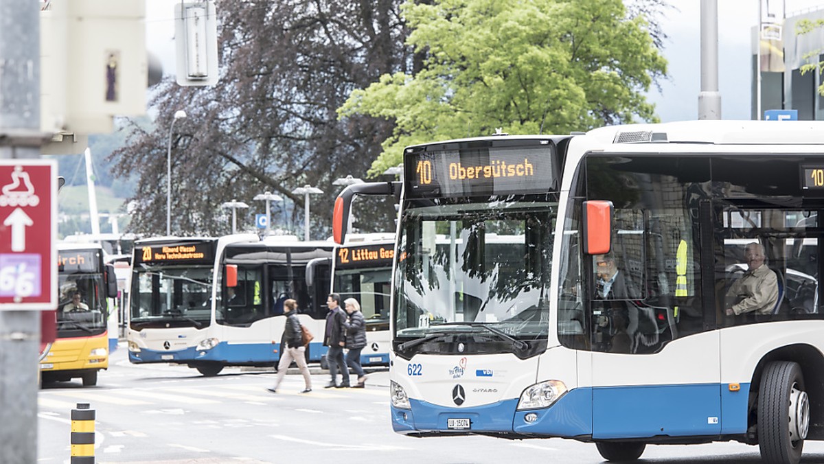 In Luzern ist ein Mann von einem Bus der Verkehrsbetriebe erfasst und tödlich verletzt worden. (Archivbild)