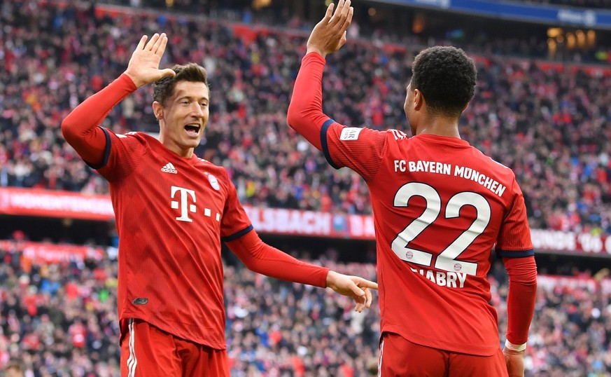 Die Bayern-Torschützen Lewandowski und Gnabry klatschen ab.