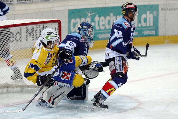 Davos Stürmer Marc Wieser gegen Rapperswil-Jona Lakers Goalie Ivars Punnenovs und Nils Berger