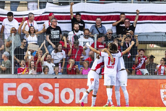 Franck Surdez (SIO), centre, celebrates his goal with his teammates Ilyas Chouaref (SIO), left, and Winsley Boteli (SIO), right after scoring the 3:2, during the Super League soccer match of Swiss Cha ...