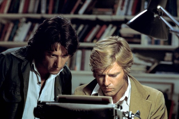 Dustin Hoffman &amp; Robert Redford Characters: Carl Bernstein, Bob Woodward Film: All The President S Men USA 1976 Director: Alan J. Pakula 04 April 1976 PUBLICATIONxINxGERxSUIxAUTxONLY Copyright: Wa ...