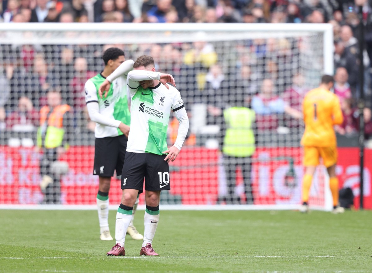 Alexis MacAllister L and Jarell Quansah L dejection after the second West ham goal 2-2 at the West Ham United v Liverpool EPL match, at the London Stadium, London, UK on 27th April, 2024. PUBLICATIONx ...