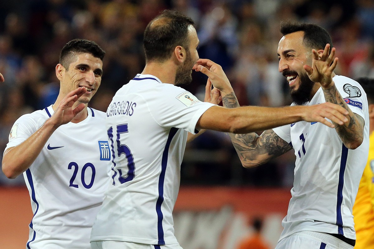 epa06257714 Greece's players celebrate during the FIFA World Cup 2018 qualifying Group H soccer match between Greece and Gibraltar, at the Karaiskakis Stadium in Piraeus, Greece, 10 October2017.  ...