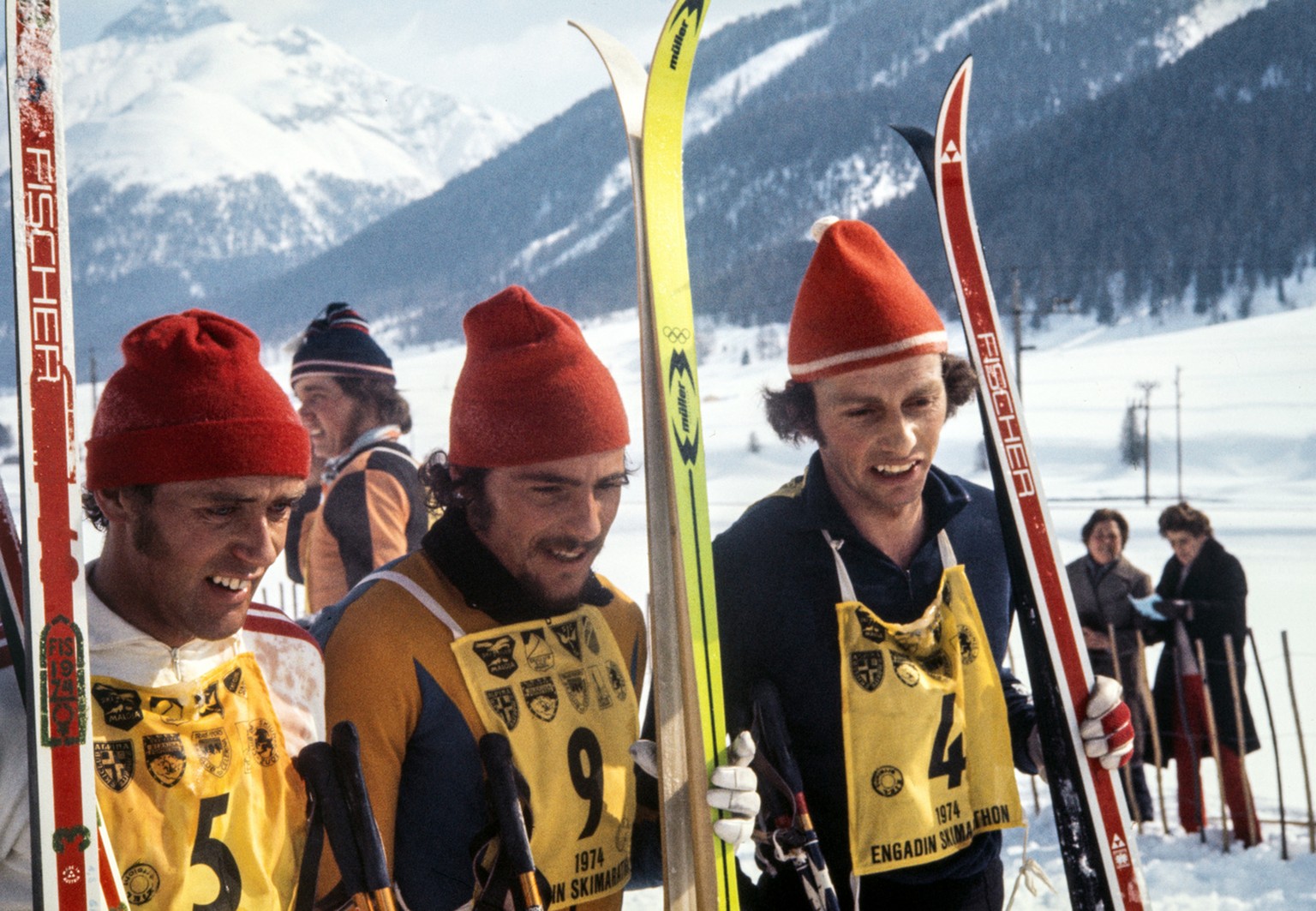 Alfred Kaelin, Mitte, gewinnt den 6. Engadin Skimarathon vor Alois &quot;Wisel&quot; Kaelin, links und Werner Geeser, rechts, aufgenommen am 10. Maerz 1974. (KEYSTONE/Str)