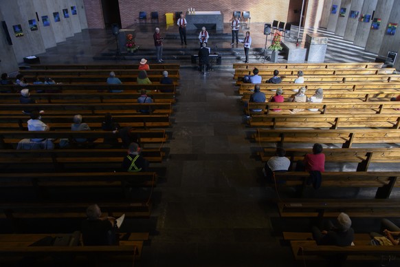 Personen hoeren die Saenger des Gospelchor Anthony Singers waehrend der Lange Nacht der Kirchen, am Freitag, 28. Mai 2021 in der Katholische Kirche Bern-West in Bern. (KEYSTONE/Anthony Anex)