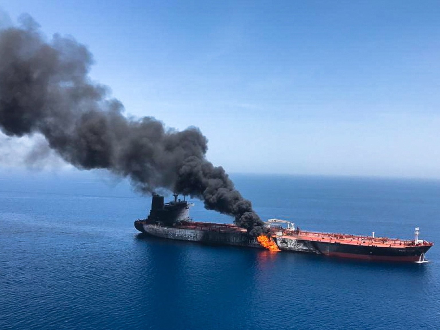 Auf dem norwegischen Öltanker Front Altair brach nach einem mutmasslichen Angriff am 13. Juni im Golf von Oman ein Feuer aus. (Archivbild)