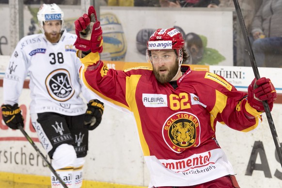 Langnaus Alexei Dostoinov, rechts, jubelt ueber das Tor zum 2-0, Luganos Raffaele Sannitz, links, geschlagen, waehrend dem Meisterschaftsspiel der National League zwischen den SCL Tigers und dem HC Lu ...