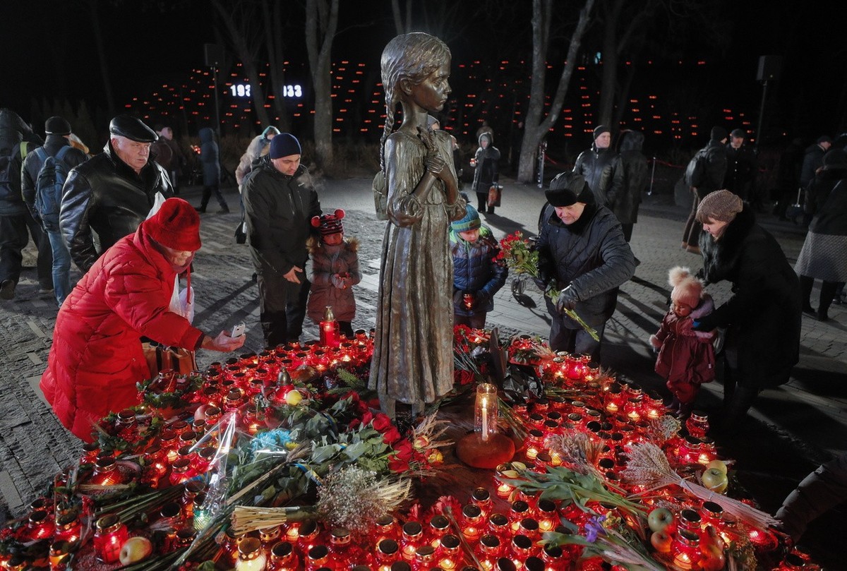 Les commémorations de l'Holodomor, avec des bougies posées à côté du monument aux victimes, à Kiev.