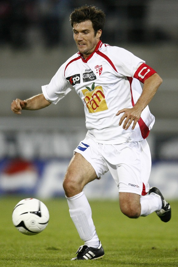 Le joueur valaisan Raphael Wicky court avec le ballon lors de la rencontre de football de Super League entre le FC Sion et FC Thun, ce jeudi 27 septembre 2007 au Stade de Tourbillon a Sion. (KEYSTONE/ ...