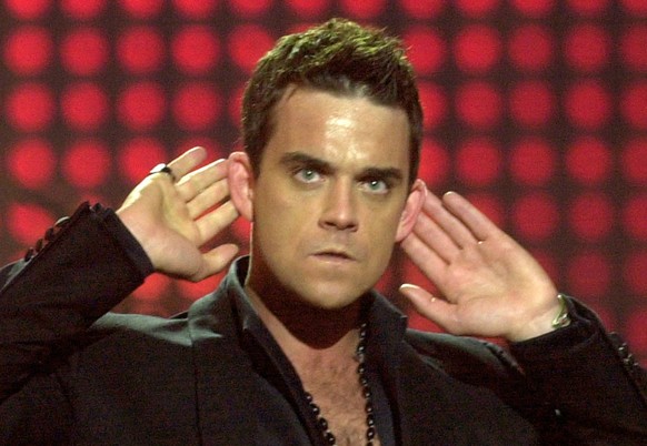 English singer Robbie Williams performs during the MTV European Music Awards in Barcelona&#039;s Sant Jordi palace, Spain, Thursday, November 14, 2002. (KEYSTONE/AP Photo/POOL/Denis Doyle)