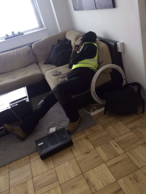 Leute, die bei der Arbeit eingeschlafen sind