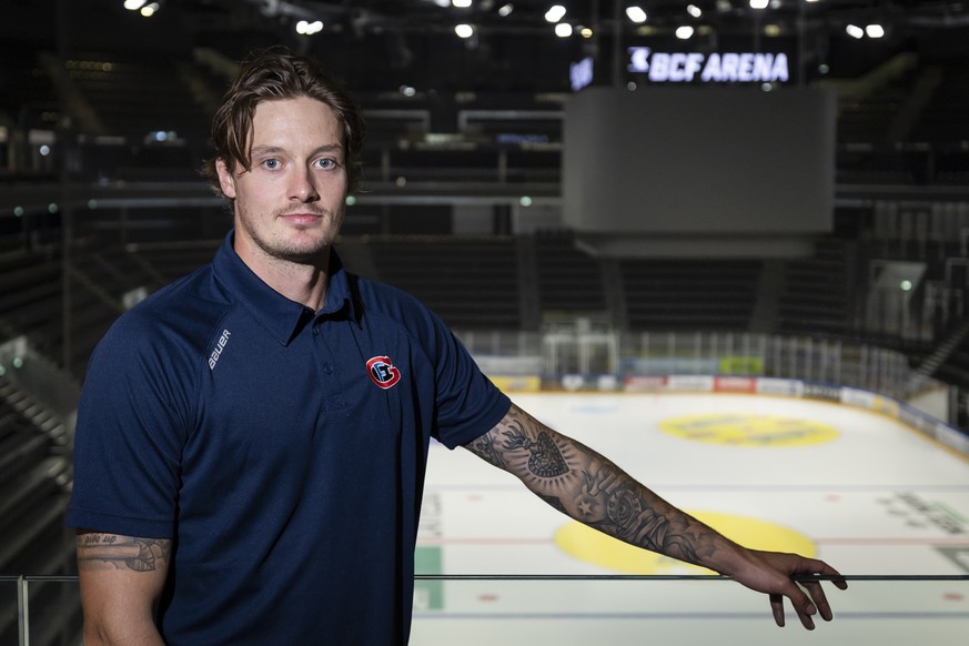 Ludovic Waeber pose pour le photographe lors a l'occasion du media day de HC Fribourg Gotteron (HCFG) d'avant-saison du championnat suisse de hockey sur glace de National League 2026-2027 ce ...