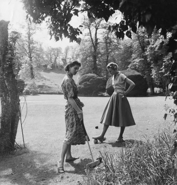 Croquet in the 50s. So stylish. 
https://i.pinimg.com/1200x/77/80/0f/77800f2021114752356a50d1aff2af42.jpg