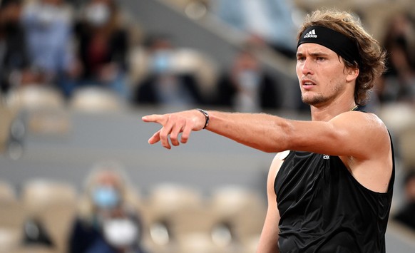 epa09247460 Alexander Zverev of Germany reacts during the 3rd round match against Laslo Djere of Serbia at the French Open tennis tournament at Roland Garros in Paris, France, 04 June 2021. EPA/CAROLI ...